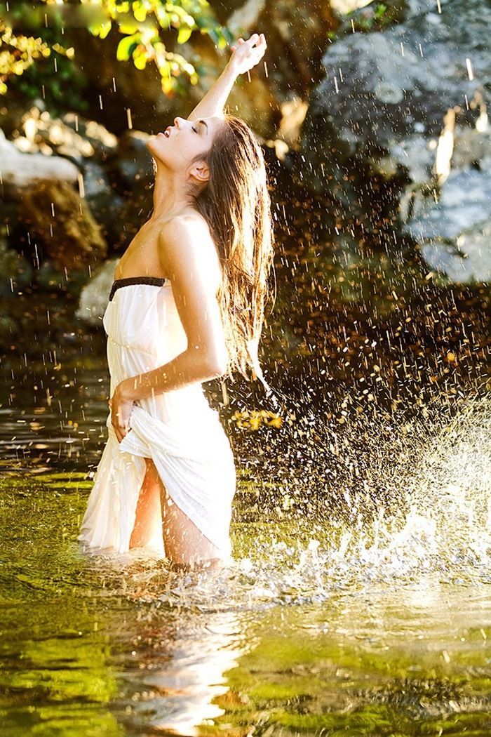 Marie Avgeropoulos in Giza