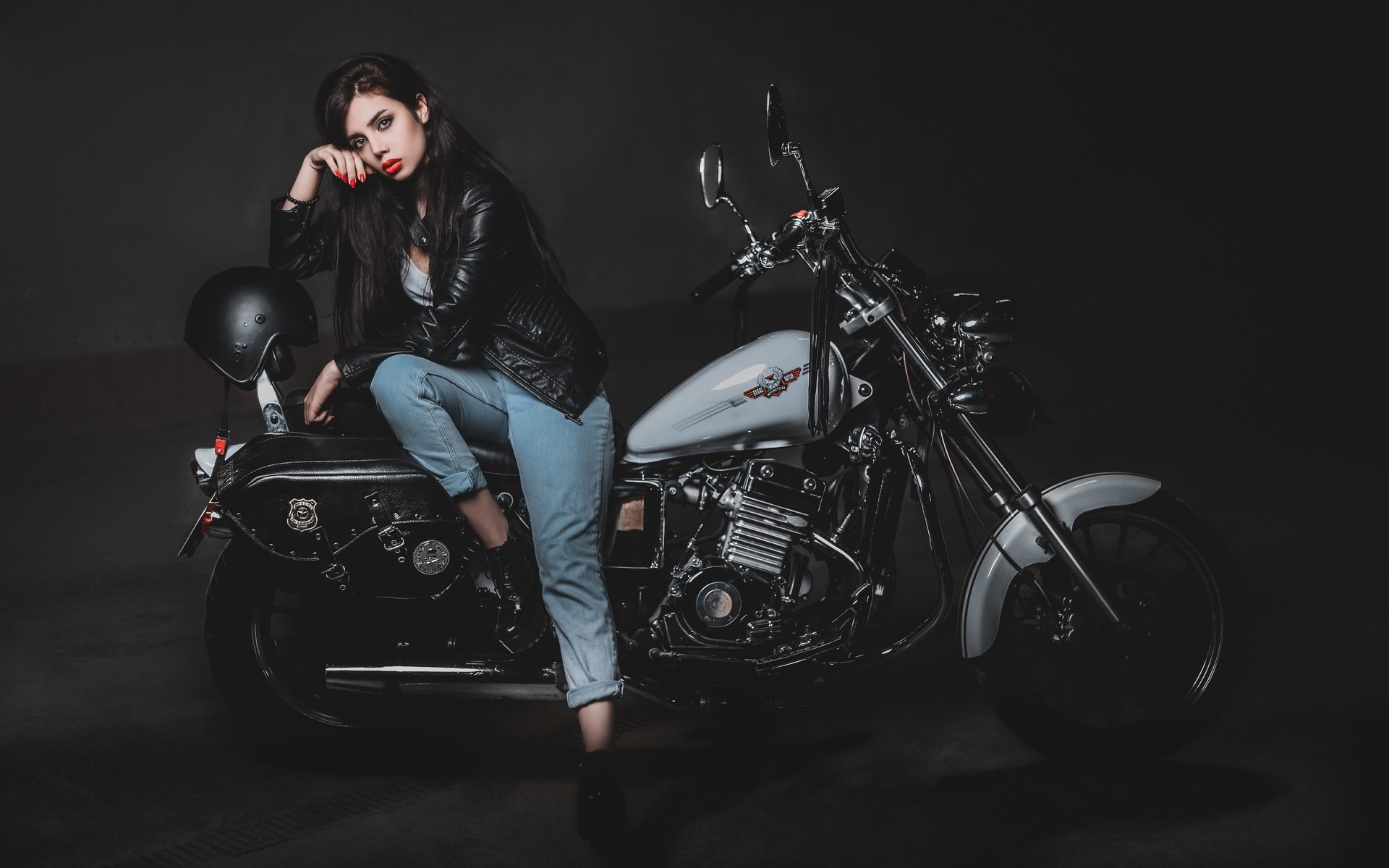 Biker girls: style and drive in Giza