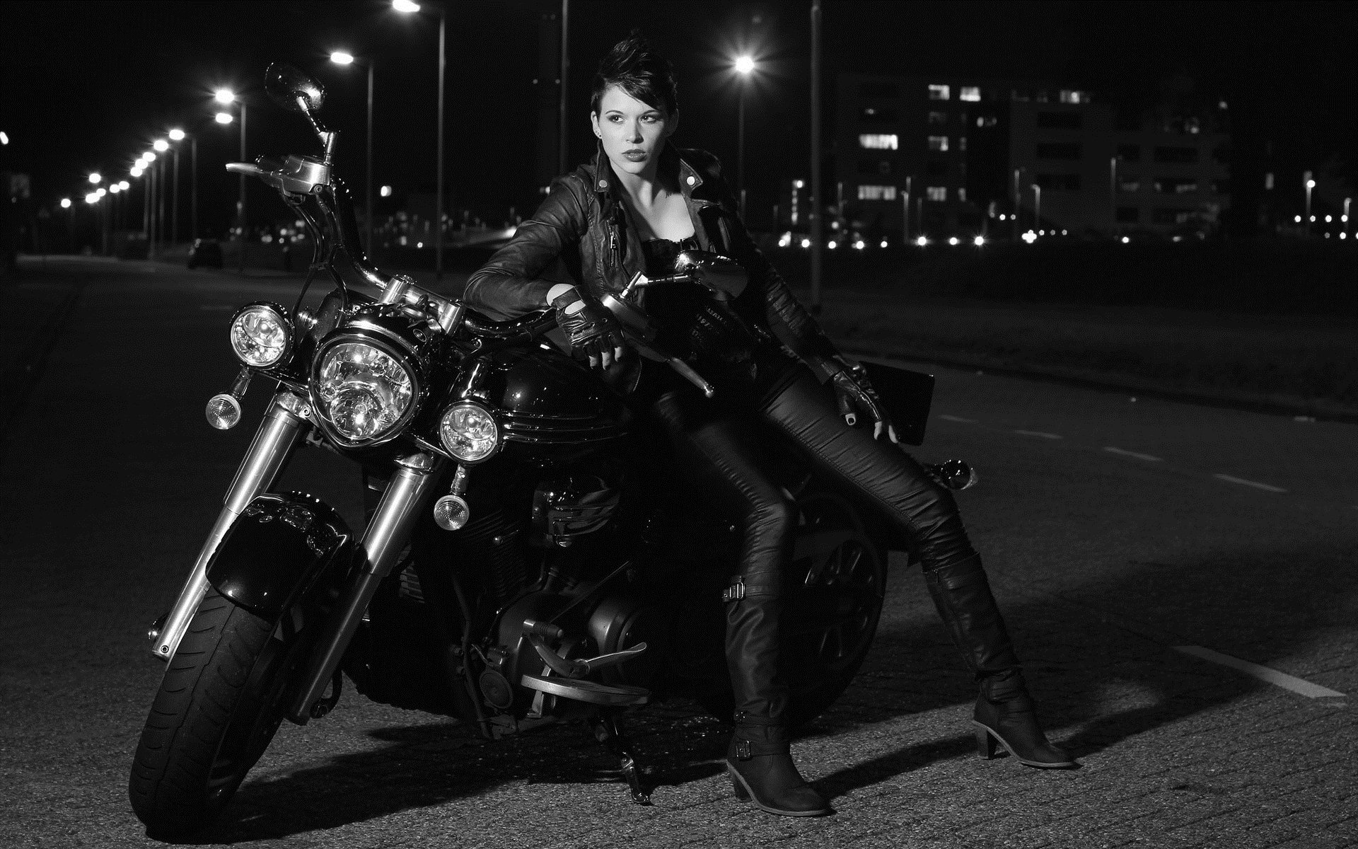 Photo Beautiful girls and motorcycles in Giza