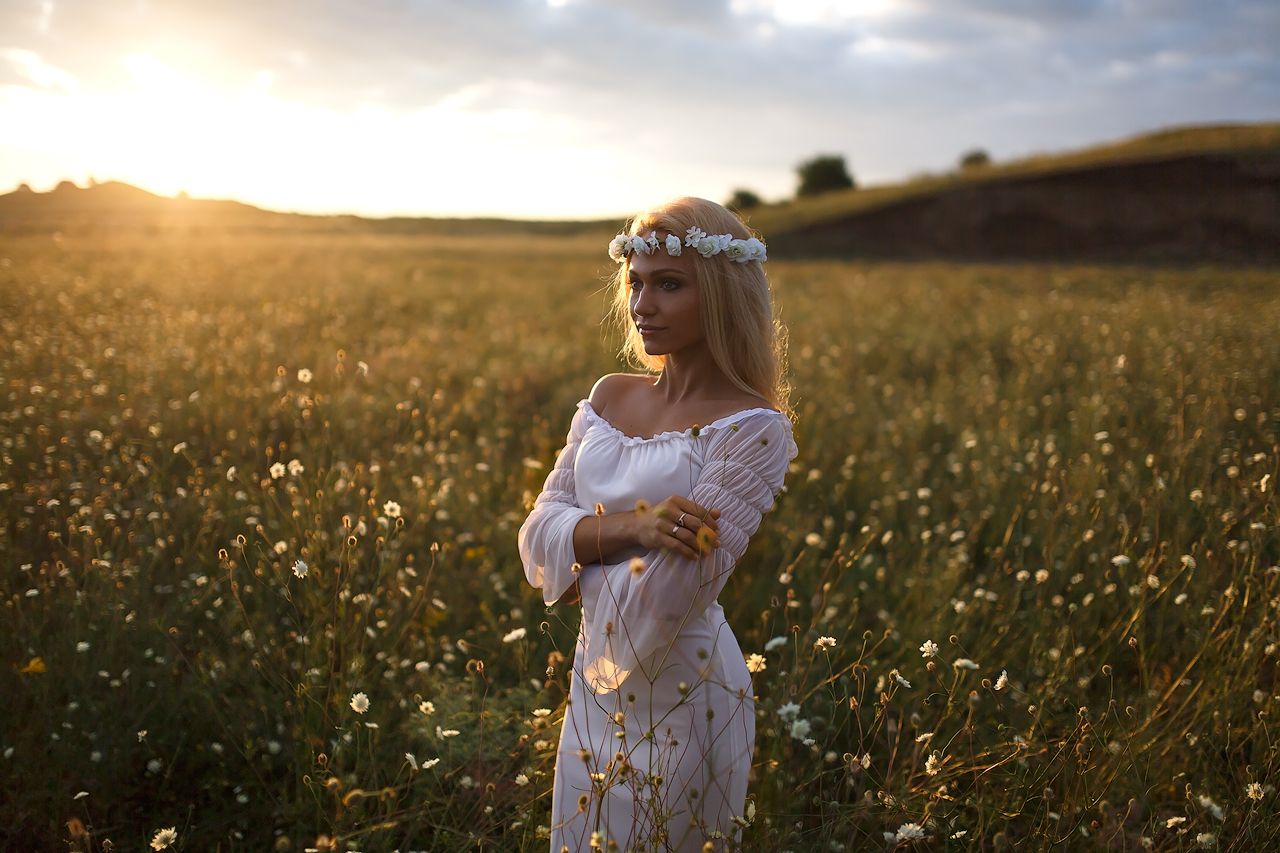Girls in Slavic costumes in Giza